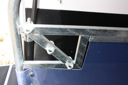 Kleinpferdehalterung hinten an Trennwand  3-fach verstellbar, vz (für nachträgliches Einschweißen) NEUE Ausführung